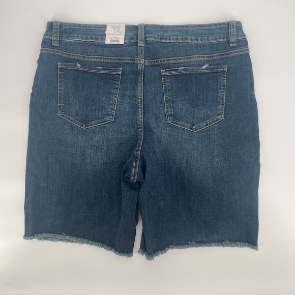 NWT Time And Tru Mid Rise Distressed Cut Off Jean Shorts Size 18 Women’s - Picture 3 of 7